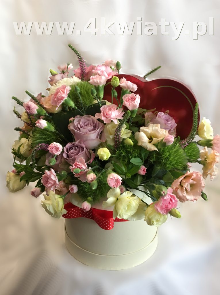 Flowerbox, pudełko z kwiatami i czekoladki wedlowskie serce. Kwiaty z dostawą Warszawa, Nieporęt, Marki