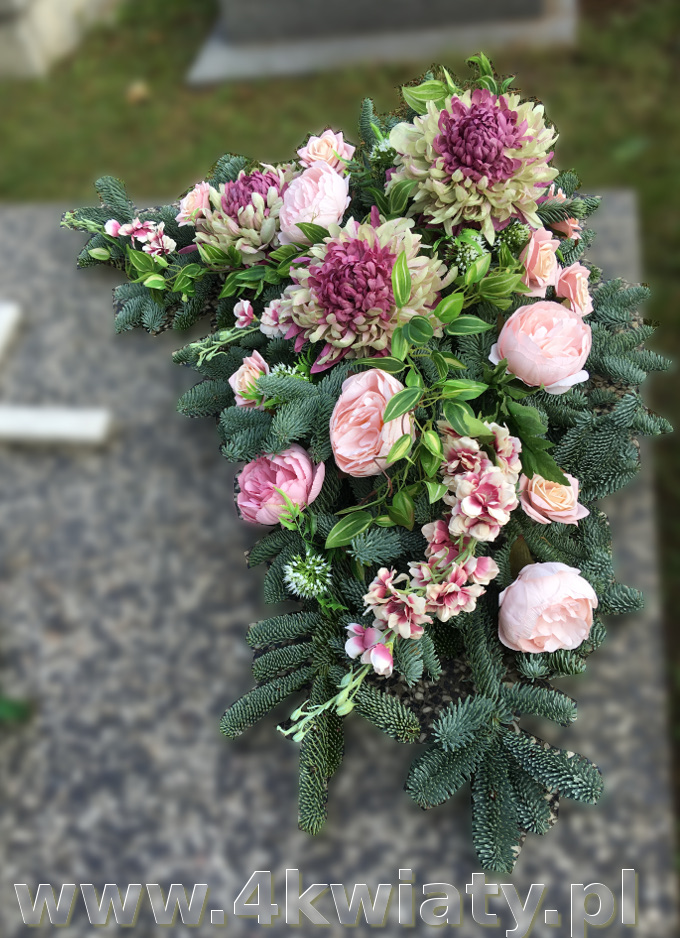 Kwiaty na grób, wiązanka zw sztucznych kwiatów na żywym podkładzie, jodle